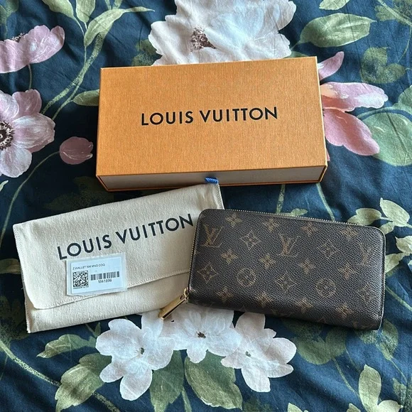 Louis Vuitton Zippy Wallet - Picture 2 of 8